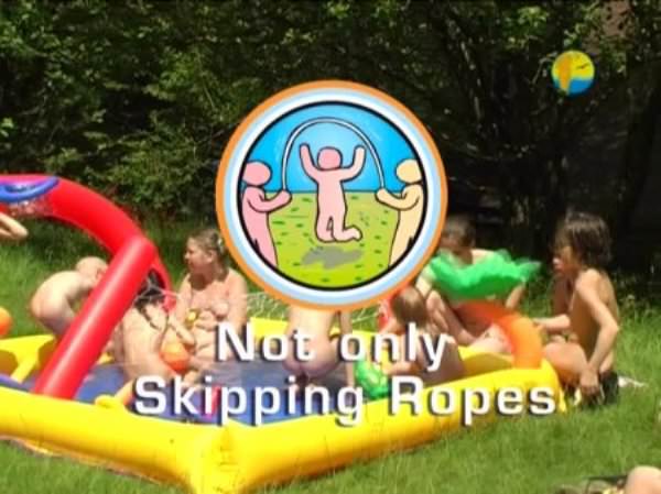 Naturiste de la liberté de la famille nudisme vidéo - Not only Skipping Ropes [Naturiste outdoor] [720x480 | 00:54:56 | 2.44 GB]