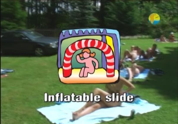 Le nudisme en famille vidéo - Inflatable Slide [Sunny trampoline] [720x480 | 00:55:01 | 1,44 GB]